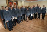 wręczenie listu gratulacyjnego dla policjantów