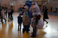 Mundurowi ze Sznupkiem na dniu otwartym w kłobuckim gimnazjum