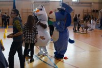 Mundurowi ze Sznupkiem na dniu otwartym w kłobuckim gimnazjum