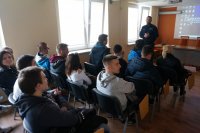 Uczniowie z Zespołu Szkół im Jana Kochanowskiego z wizytą w kłobuckiej komendzie