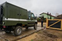 policjanci zabezpieczyli miejsce odnalezienia pocisku