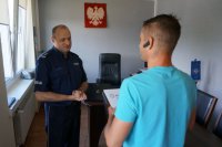 komendant dziękuje świadkowi zdarzenia