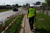 policjanci lustrują drogi przy szkołach