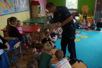 Policjanci uczą dzieci, jak być bezpiecznym