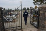 policjant na cmentarzu