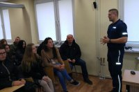 uczniowie odwiedzili komendę policji
