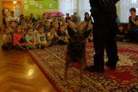 policjant przewodnik z psem