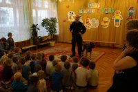 policjant przewodnik z psem
