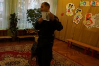 policjant przewodnik z psem