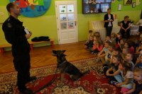 policjant przewodnik z psem