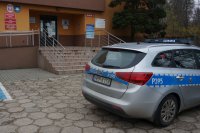 dzielnicowy rozkleja plakaty
