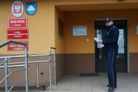 dzielnicowy rozkleja plakaty
