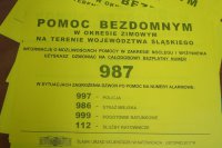 dzielnicowy rozkleja plakaty