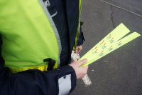 policjanci rozdają odblaski