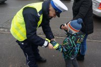 policjanci rozdają odblaski