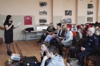 policjanci w szkole w Parzymiechach