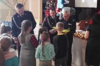 policjanci w szkole w Parzymiechach
