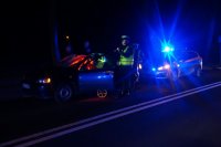 praca policjantów w miejscu wypadku drogowego