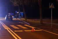 praca policjantów w miejscu wypadku drogowego