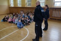 dzieci dostają kamizelki odblaskowe