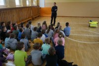 dzieci dostają kamizelki odblaskowe