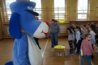 dzieci dostają kamizelki odblaskowe