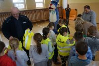 dzieci dostają kamizelki odblaskowe