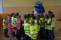 dzieci dostają kamizelki odblaskowe