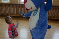 dzieci dostają kamizelki odblaskowe