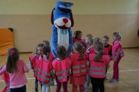 dzieci dostają kamizelki odblaskowe