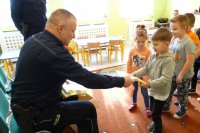 dzielnicowi rozdają odblaski