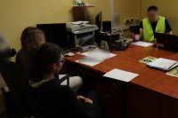 młodzież odwiedziła policjantów w Kłobucku