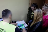 młodzież odwiedziła policjantów w Kłobucku