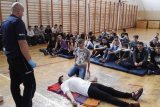 dzielnicowy na spotkaniu z uczniami szkoły