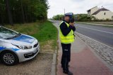 policjant mierzy prędkość