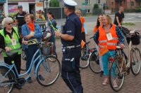 policja zabezpiecza rajd rowerowy