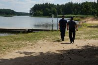dzielnicowi dbają o bezpieczeństwo nad wodą