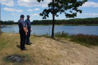 dzielnicowi dbają o bezpieczeństwo nad wodą
