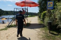 dzielnicowi dbają o bezpieczeństwo nad wodą