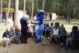 policjanci na prelekcji u harcerzy