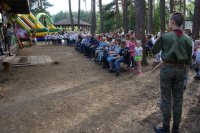mundurowi z wizytą na obozie harcerskim