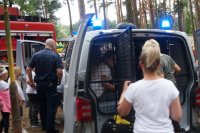 mundurowi z wizytą na obozie harcerskim