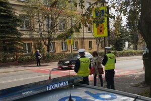 policjanci rozdają odblaski