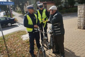 policjanci rozdają odblaski