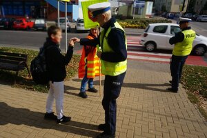 policjanci rozdają odblaski