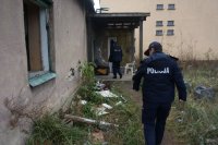 dzielnicowi kontrolują opuszczone miejsca