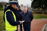 policjanci otrzymali nowe urządzenie do badani trzeźwości