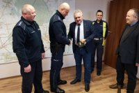 policjanci otrzymali nowe urządzenie do badani trzeźwości