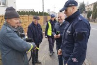 policjanci rozdawali odblaski