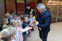 policjanci rozdawali odblaski